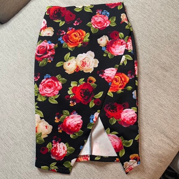 GUESS Black Red Floral Zip Slit Pencil Skirt Small Flower Office Work - Picture 3 of 4